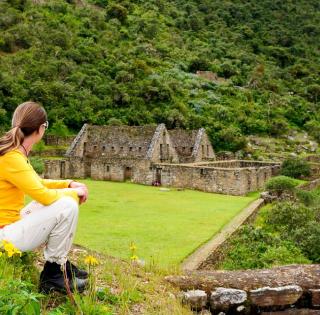Plaza principal de Choquequirao rodeada de vegetación | Trekero