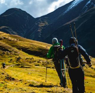 Valles altoandinos rodeados por imponentes montañas de Lares | Trekero