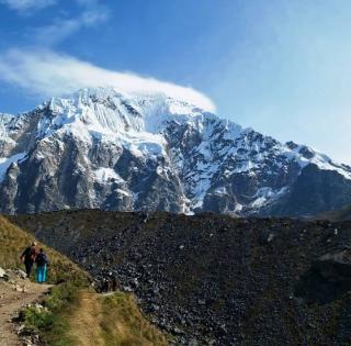 Sendero andino entre montañas nevadas | Trekero