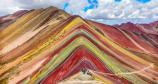 Perfil multicolor de Vinicunca bajo el cielo andino | Trekero