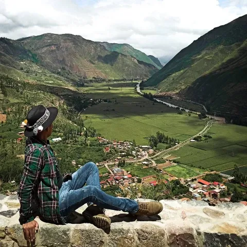 Turista en el mirador de taray