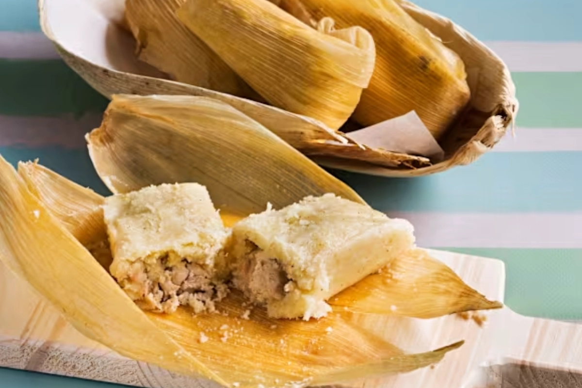 Tamales peruanos de masa de maíz, envueltos en hoja y servidos como desayuno o entrada tradicional