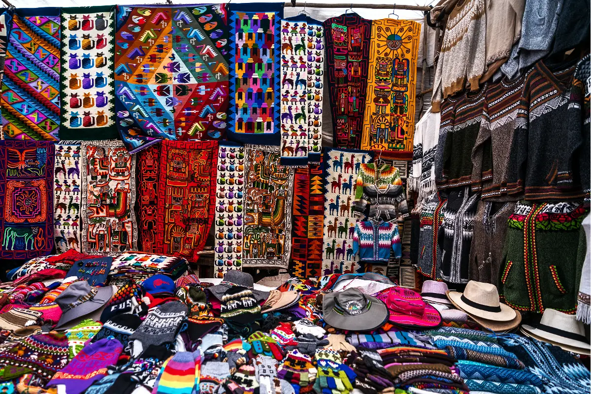 Textiles andinos en el Mercado de Pisac | Trekero