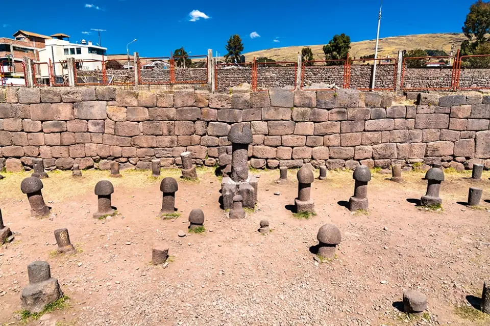 Líticos en forma de falo en el Templo de la Fertilidad