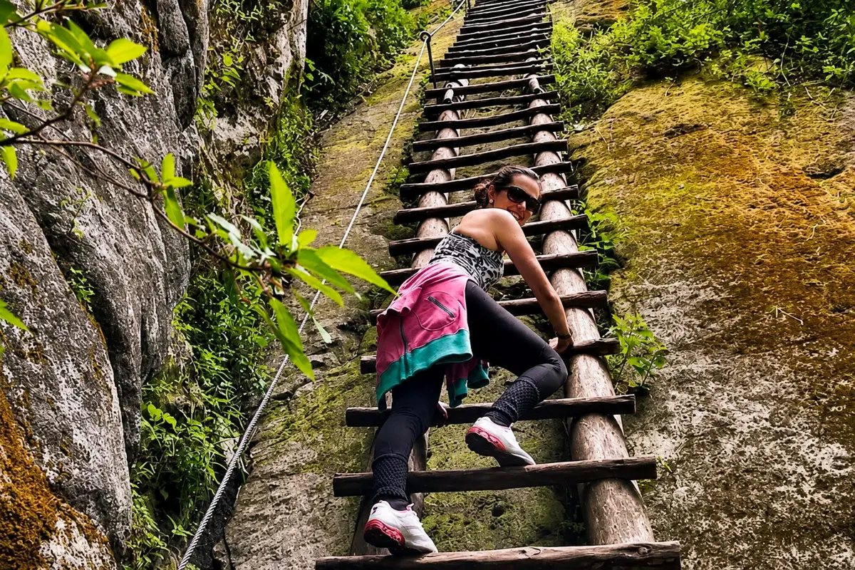 Escaleras de madera en la ruta de Putucusi | Trekero