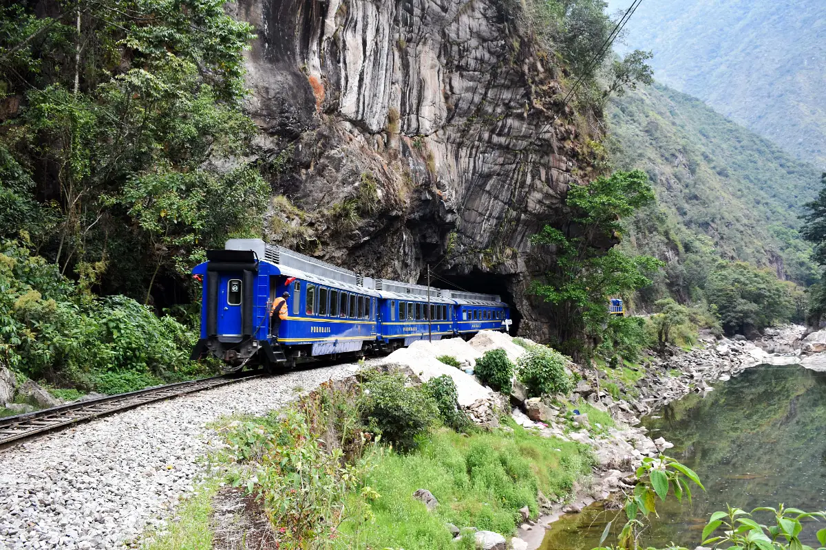 Tren rumbo a Aguas Calientes por el valle del Vilcanota | Trekero