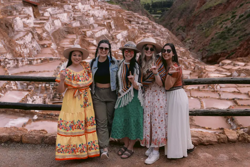 Turistas en el mirador de las Salineras