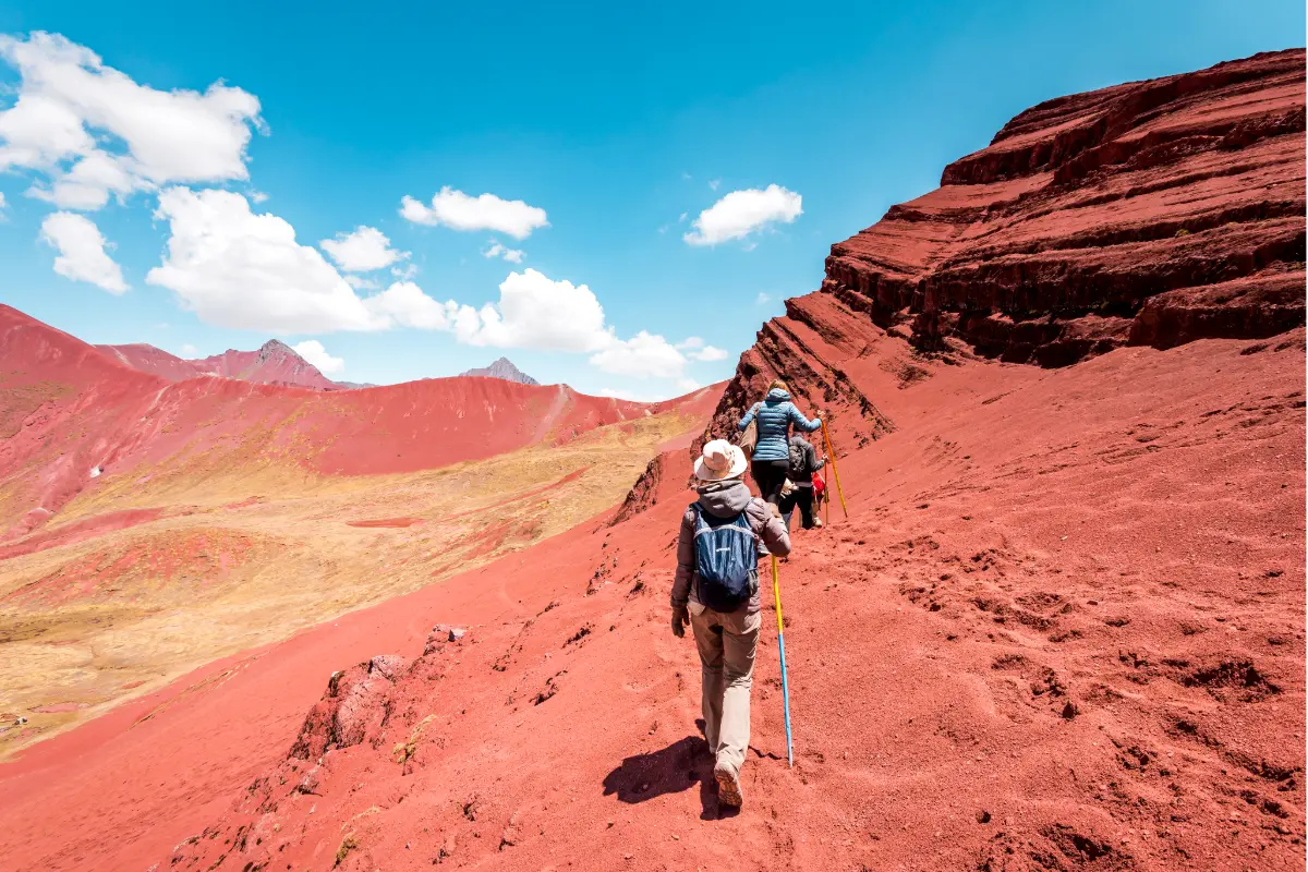 Caminata por las laderas del Valle Rojo | Trekero