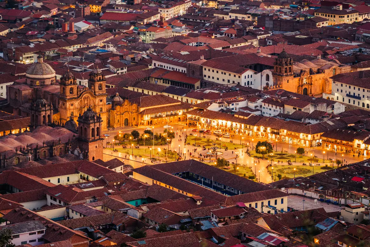 Vista aérea de la Plaza de Armas de Cusco al atardecer | Trekero