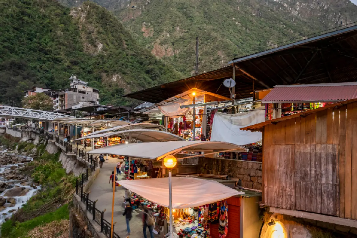 Mercado artesanal de Aguas Calientes al atardecer | Trekero