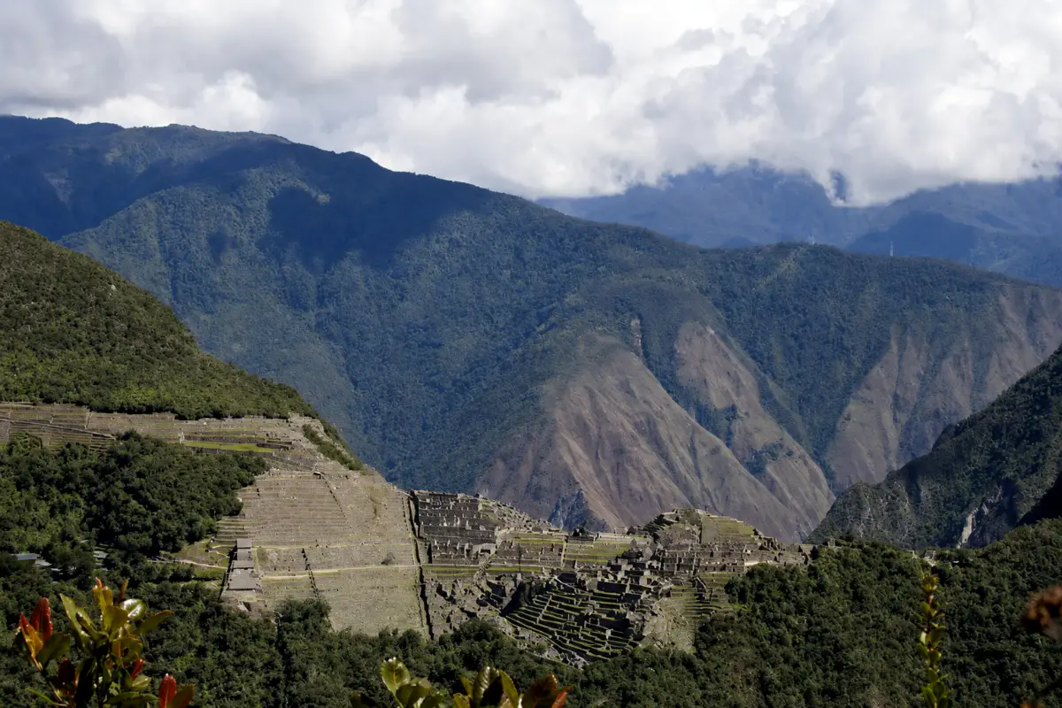 Vista frontal de la llaqta desde Putucusi | Trekero