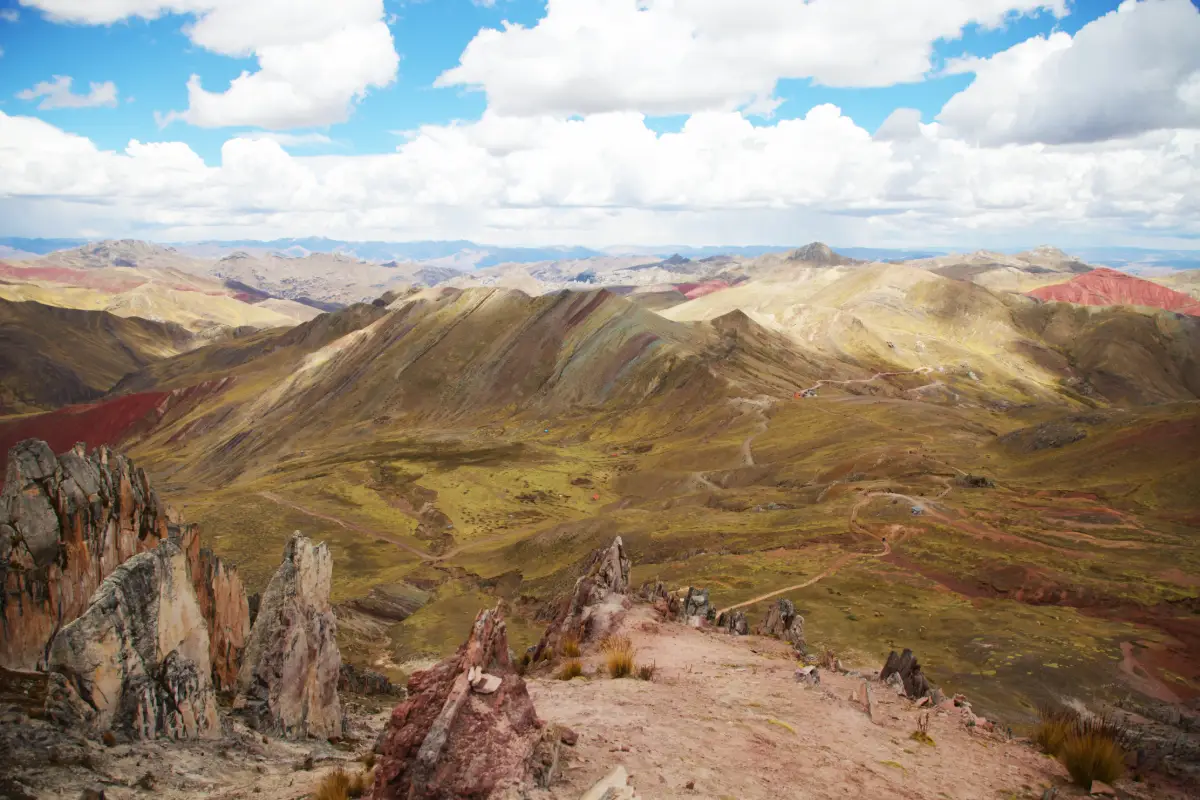 Vista desde lo alto de la montaña de colores de Palcoyo | Trekero