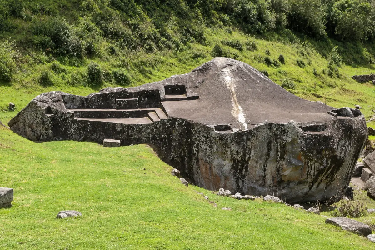 Yuraq Rumi, roca ceremonial inca de Vilcabamba | Trekero